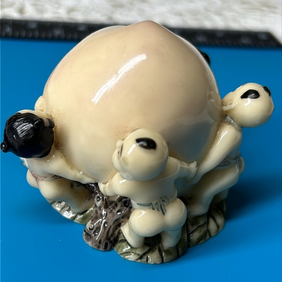 🖤Artisan Signed Vtg Chinese Resin 2.75” Figurine 6 Kids Holding Longevity Peach - Picture 4 of 13